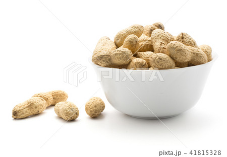 Raw peanut isolated on white 41815328