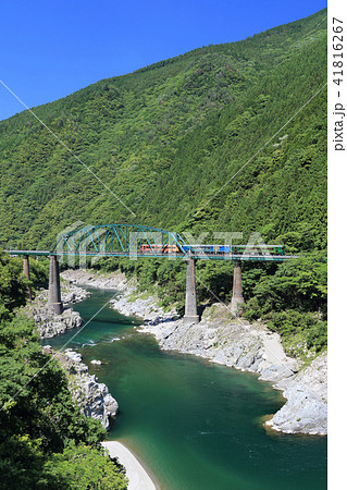 大歩危の第２吉野川橋梁を渡る観光列車「四国まんなか千年ものがたり」 41816267