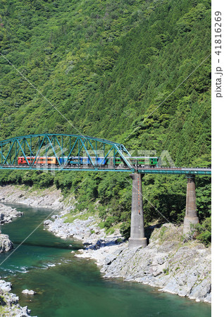 大歩危の第２吉野川橋梁を渡る観光列車「四国まんなか千年ものがたり」 41816269