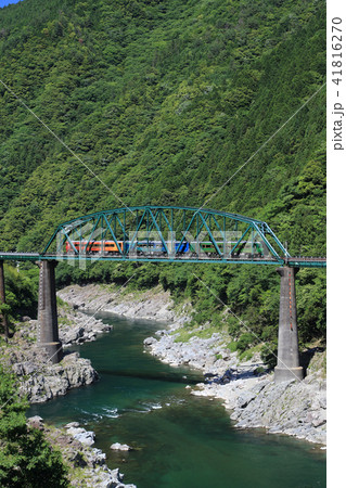 大歩危の第２吉野川橋梁を渡る観光列車「四国まんなか千年ものがたり」 41816270