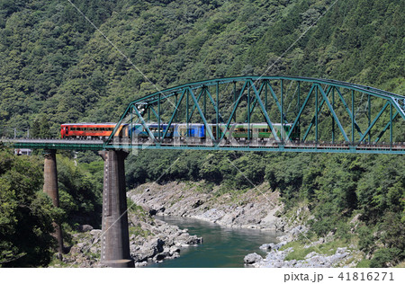 大歩危の第2吉野川橋梁を渡る観光列車「四国まんなか千年ものがたり」 大歩危の第2吉野川橋梁を渡る観光列車「四国まんなか千年ものがたり」 41816271