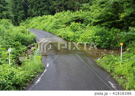 酷道157号の名物 道路に川が流れる「洗い越し」 41816386