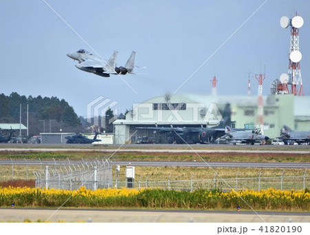 航空自衛隊の百里基地を離陸したF-15戦闘機 41820190