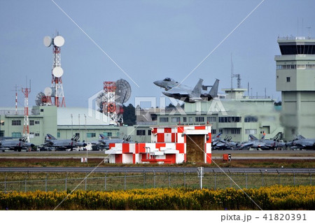 航空自衛隊の百里基地を離陸するF-15戦闘機 航空自衛隊の百里基地を離陸するF-15戦闘機 41820391