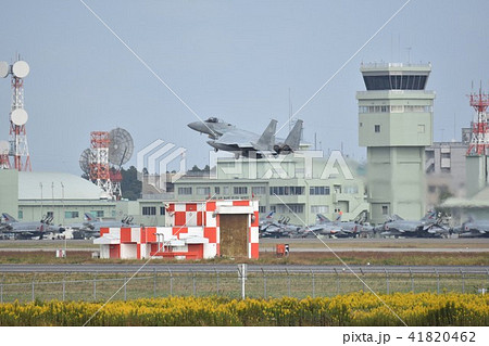 航空自衛隊の百里基地を離陸するF-15戦闘機 航空自衛隊の百里基地を離陸するF-15戦闘機 41820462