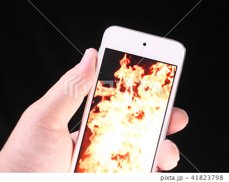 スマートフォンと炎 41823798