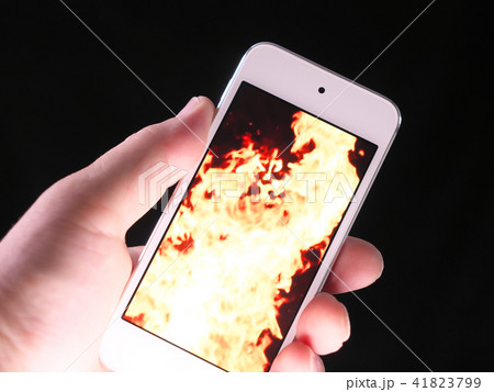スマートフォンと炎 スマートフォンと炎 41823799