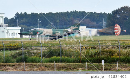 航空自衛隊の百里基地に着陸したRF-4E偵察機 41824402