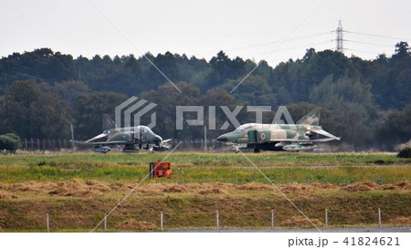 航空自衛隊百里基地を離陸しようとしている2機の偵察機（向かって左RF-4EJ、右RF-4E) 41824621