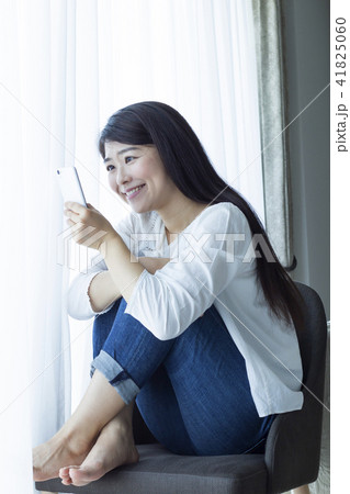スマホを操作する女性 41825060