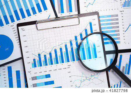 統計データの分析と収集。多くの成長グラフ、報告書と虫眼鏡。 41827798