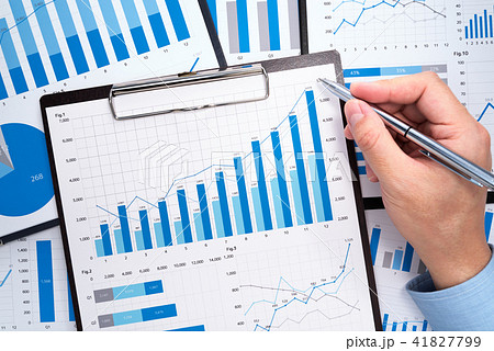 事業の成長を考える。データの収集と分析。多くのグラフが描かれたレポートと指し示す手。 41827799