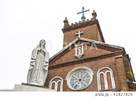 マリア像越しに見る黒島天主堂ファサード 41827820