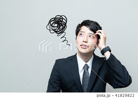 悩むビジネスマン 41829822