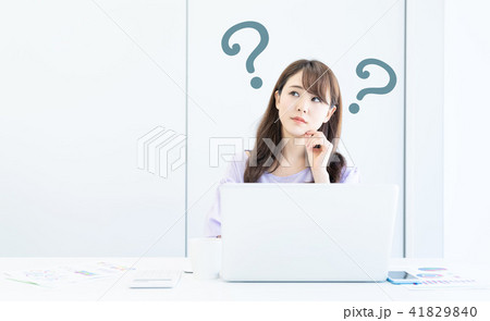 悩む女性 悩む女性 41829840