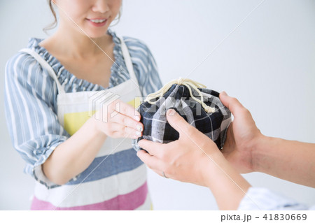 男性にお弁当を渡す女性 41830669