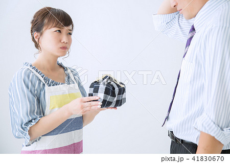 男性にお弁当を渡す女性（怒る） 41830670