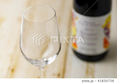 ワイングラスとワインボトル 41830756