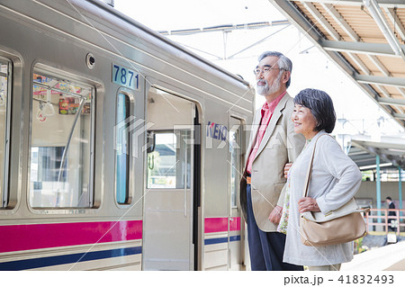 シニア　夫婦　電車　旅行　アクティブシニア　撮影協力　京王電鉄株式会社 41832493