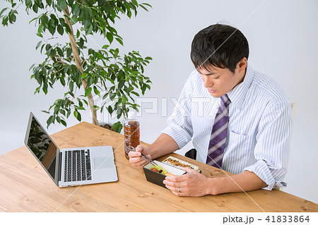 お弁当を食べる男性 お弁当を食べる男性 41833864