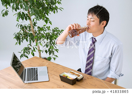 お茶を飲む男性 41833865