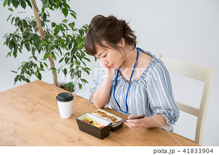お弁当を食べるOL（困る） 41833904