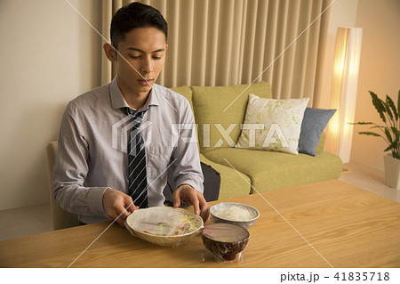ビジネスマン・遅い帰宅後の食事 41835718