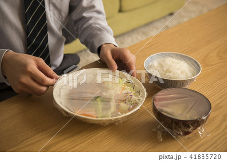 ビジネスマン・遅い帰宅後の食事 ビジネスマン・遅い帰宅後の食事 41835720