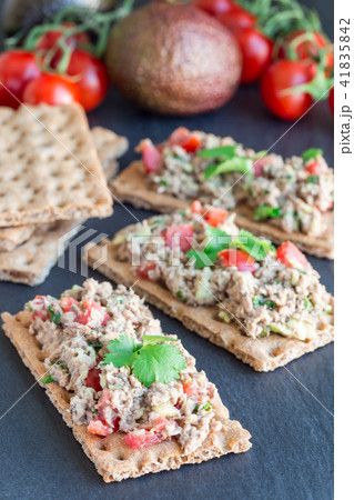 Salad with tuna, avocado, tomato, coriander, lemon 41835842
