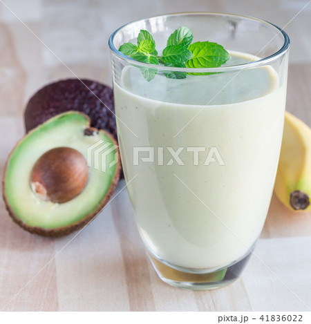 Smoothie with avocado, banana, milk and honey 41836022