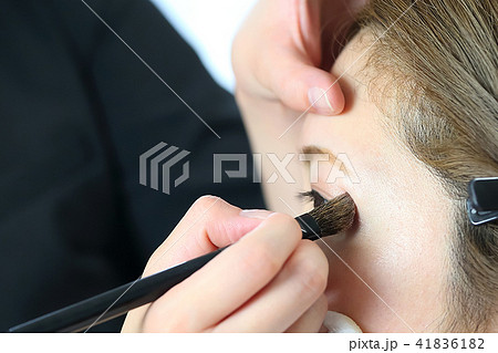 メイクブラシでメイクをするメイクアップアーティスト 41836182