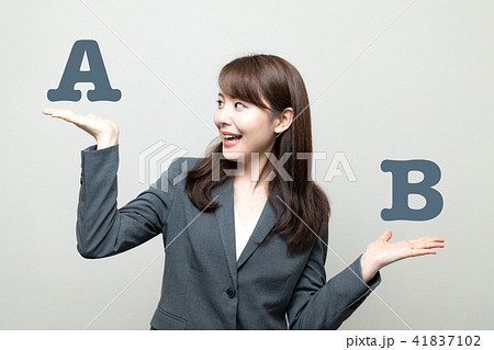AとBを比べる女性 AとBを比べる女性 41837102