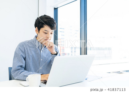 悩む男性 41837113