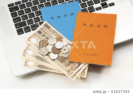 年金手帳とノートパソコン 41837393