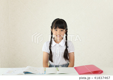 勉強する小学生 勉強する小学生 41837467