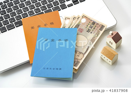 年金手帳とパソコン 41837908