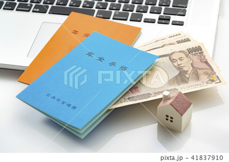 年金手帳とノートパソコン 年金手帳とノートパソコン 41837910