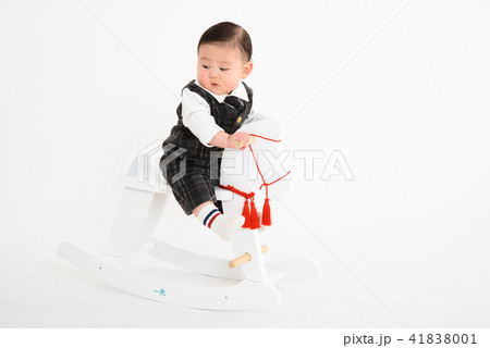 白馬にまたがる子供3 41838001