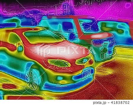 猛暑 酷暑 熱中指数 ヒートアイランド　太陽光で過熱する自動車　サーモグラフィー 41838702