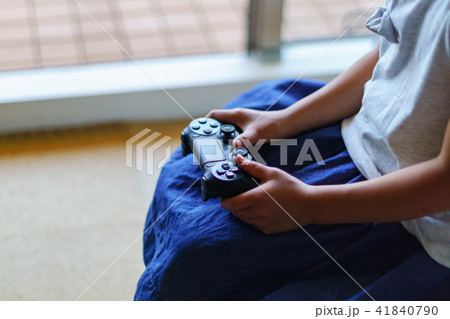 ゲームコントローラと子供の手 41840790