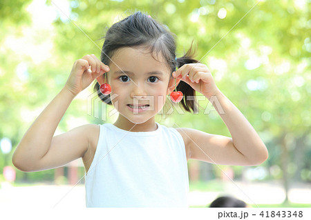 さくらんぼを持つ子供 41843348