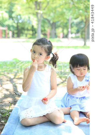 さくらんぼを食べる子供 41843449