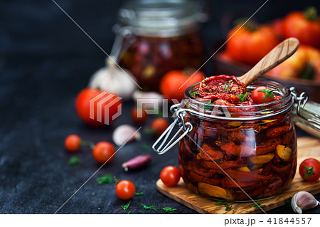 Sun dried tomatoes with garlic and olive oil  41844557