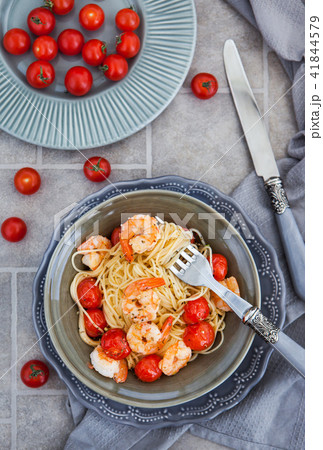 Spaghetti with prawns and cherry tomatoes 41844579