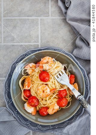 Spaghetti with prawns and cherry tomatoes 41844580