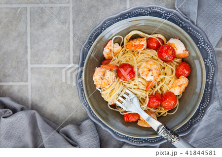 Spaghetti with prawns and cherry tomatoes 41844581