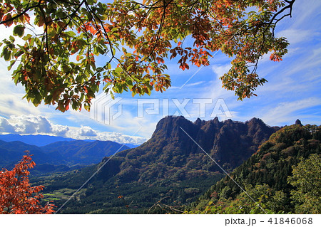 群馬の妙義山の中間道第一見晴付近から見た金鶏山 41846068