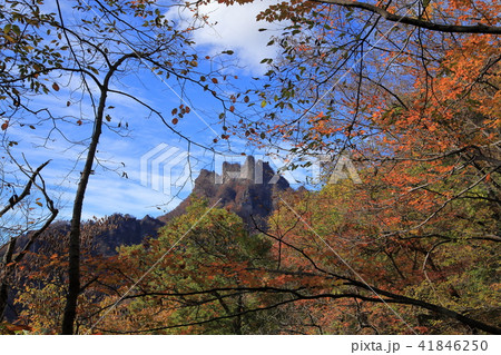 群馬の妙義山の中間道第二見晴付近から見た金洞山 41846250