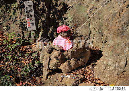 群馬の妙義山の中間道にある本読みの僧 41846251