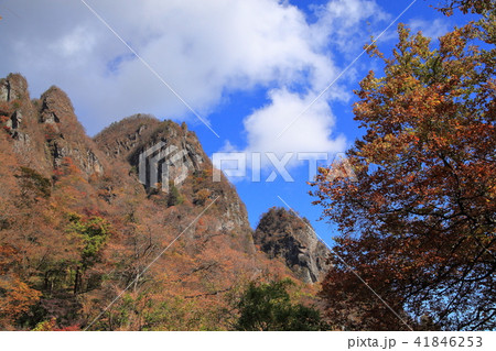 群馬の妙義山の中間道西側から見た白雲山 41846253